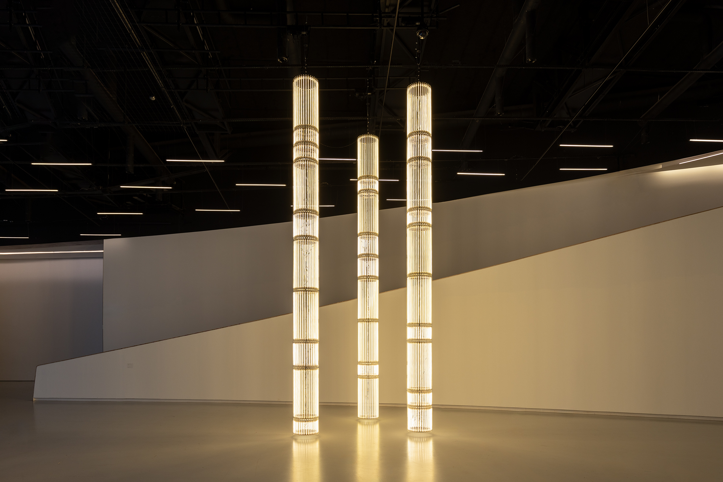 Cerith Wyn Evans, View of the exhibition Cerith Wyn Evans – Forms in Space... through Light (in Time), MAAT, Lisbon, 2025, Photo: Bruno Lopes, courtesy of EDP Foundation 