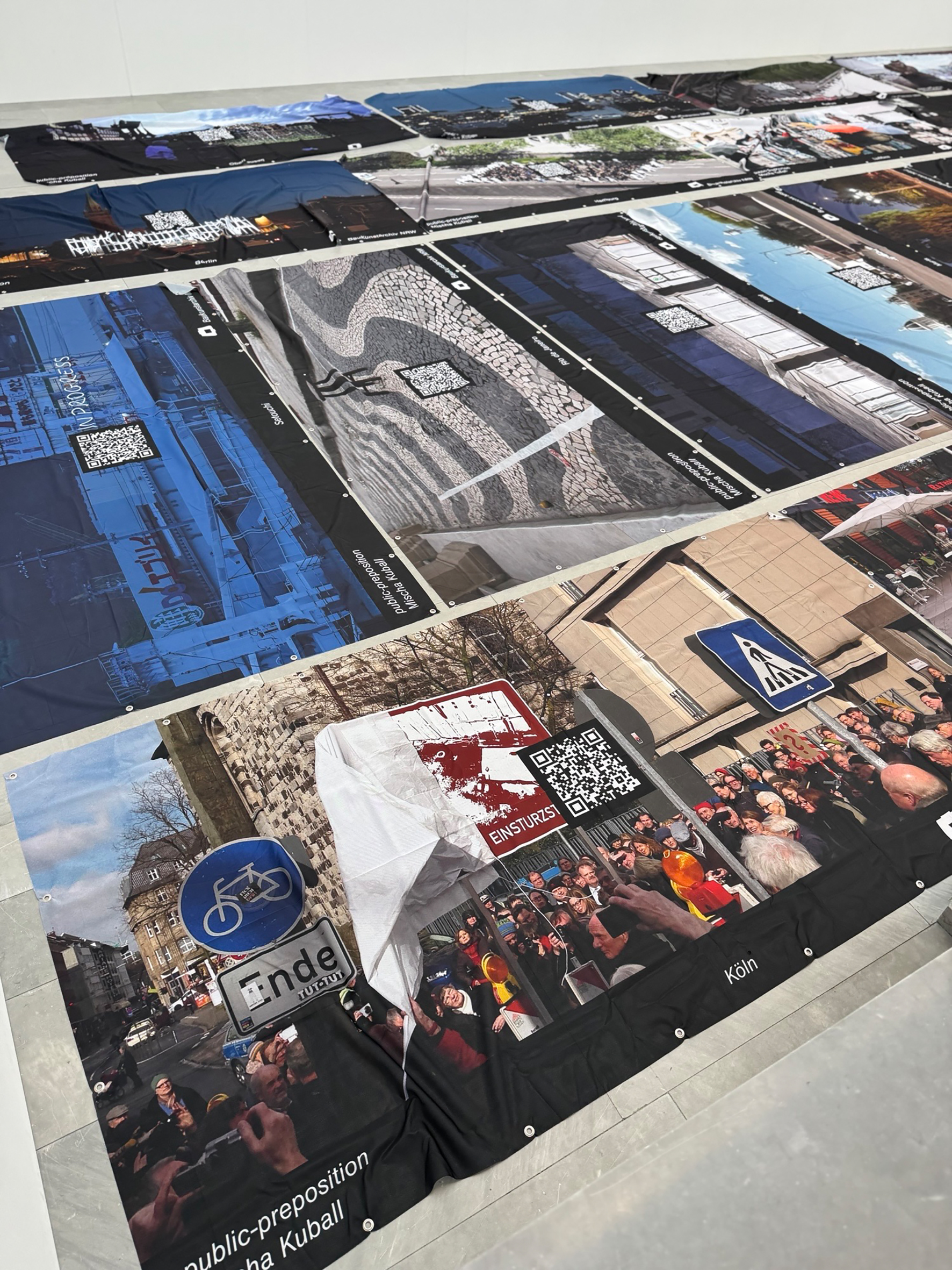 Mischa Kuball, Plakate imLichthof, © VG Bild-Kunst, Bonn 2026, Foto: Melina Beierle/Architektenkammer NRW