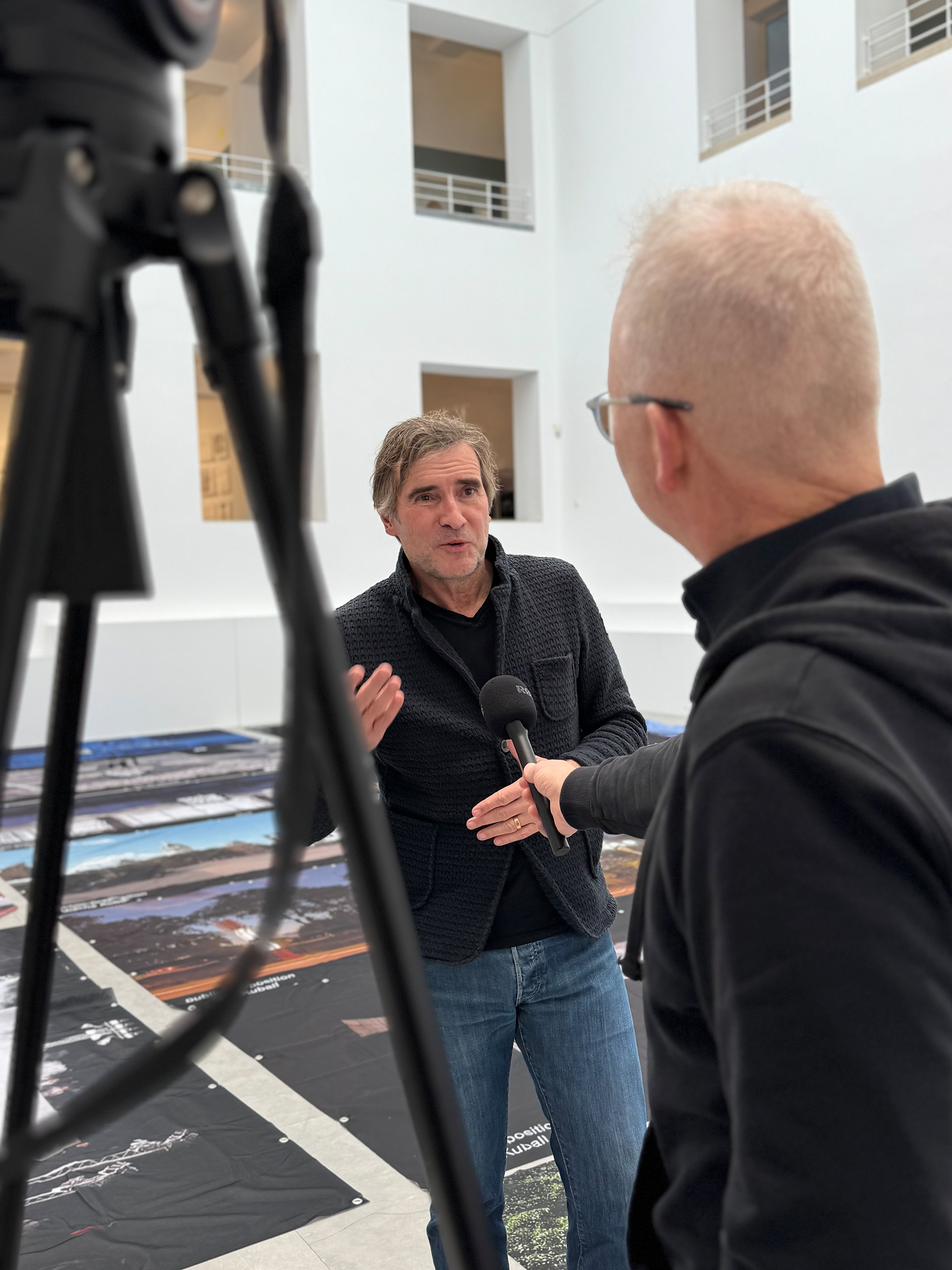 Mischa Kuball, Interview im Lichthof, © VG Bild-Kunst, Bonn 2026, Foto: Melina Beierle/Architektenkammer NRW