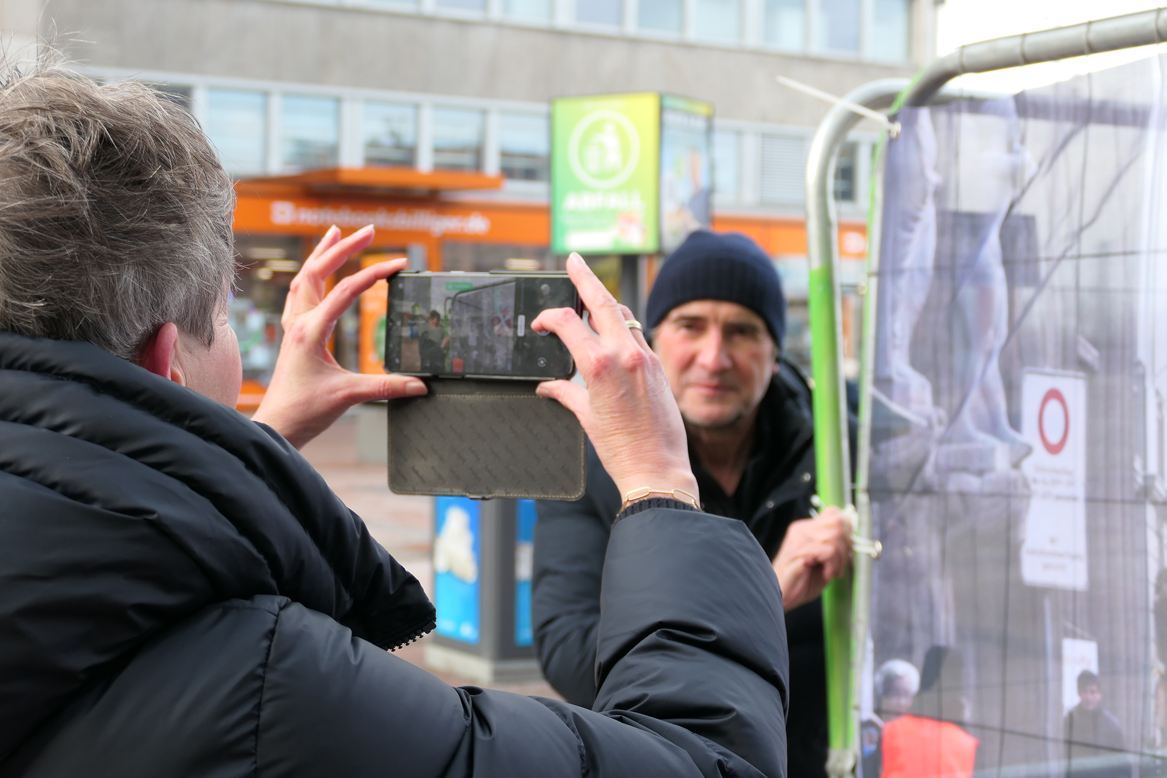 Mischa Kuball beim Installationsaufbau, © VG Bild-Kunst, Bonn 2026, Foto: Melina Beierle/Architektenkammer NRW