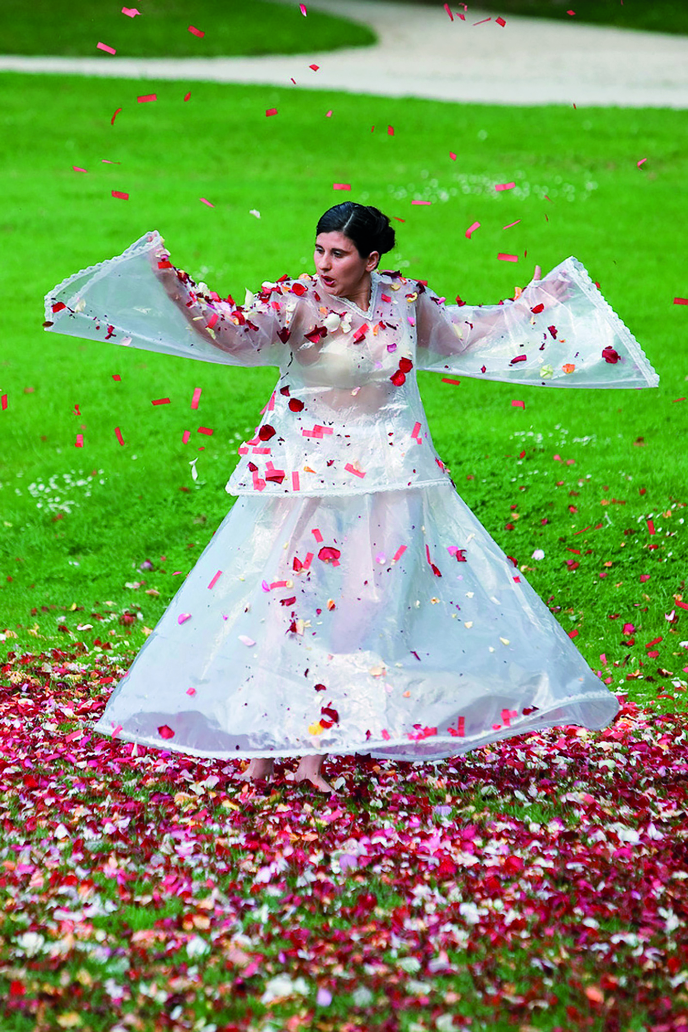 Nezaket Ekici, Wirbelrausch, Performance/Installation seit 2008, Blütenzeit Wenkenpark, Kulturbüro Riehen, 2008, Foto: Andreas Dammertz 