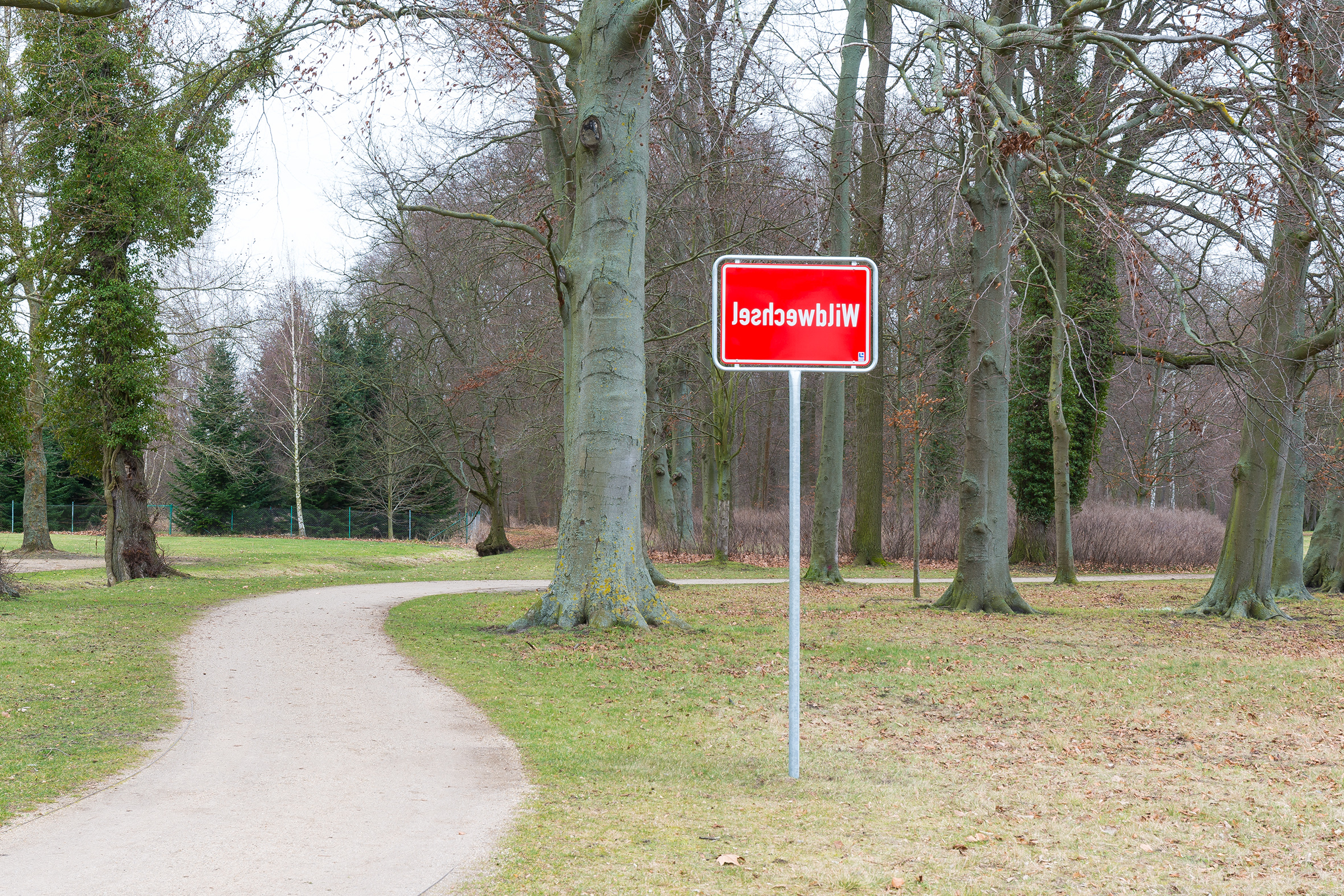 Christiane Möbus Wildwechsel Installation im Neuardenberger Schlosspark © VG-Bild Kunst, Bonn 2026 Foto: Lutz Bertram