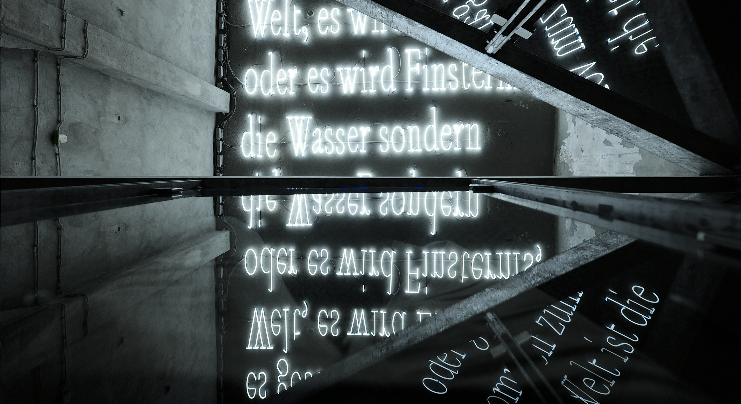 Joseph Kosuth, Die Signatur des Wortes (Licht und Finsternis), 2001 © VG Bild-Kunst, Bonn 2026 Foto: Frank Vinken