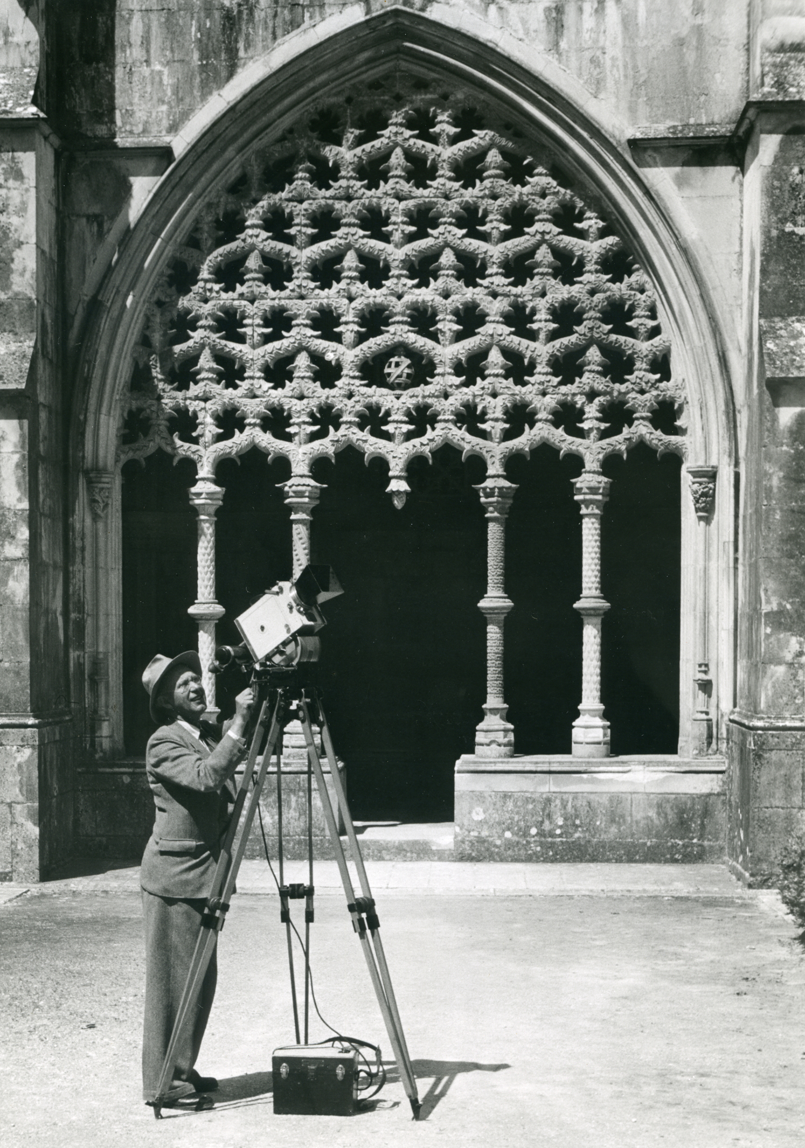 Alfred Ehrhardt, Alfred Ehrhardt filmt den Kreuzgang in Batalha, Portugal, 1952, 24,3 x 17,2 cm, Silbergelatineabzug, © Alfred Ehrhardt Stiftung [Werknummer AES: AE-076] 