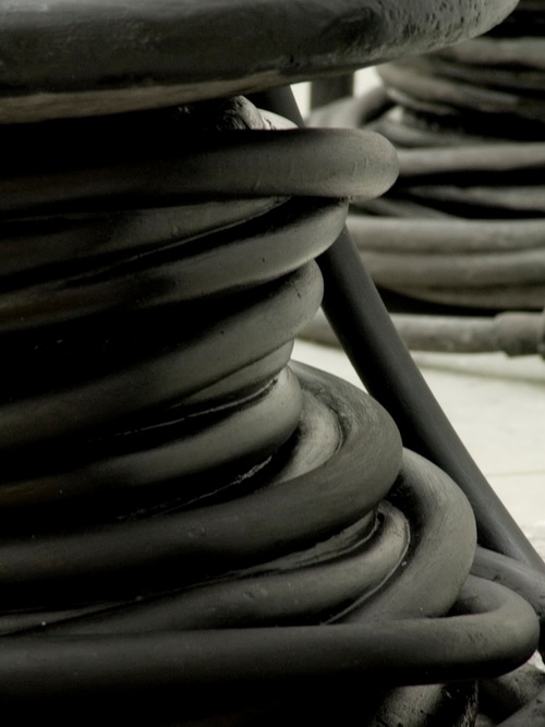 ERIK ANDERSEN I NEWS Kabeltrommel is a sculpture made of black epoxy resin. The detail photo of Kabeltrommel is a documentation from the artists studio in Berlin.