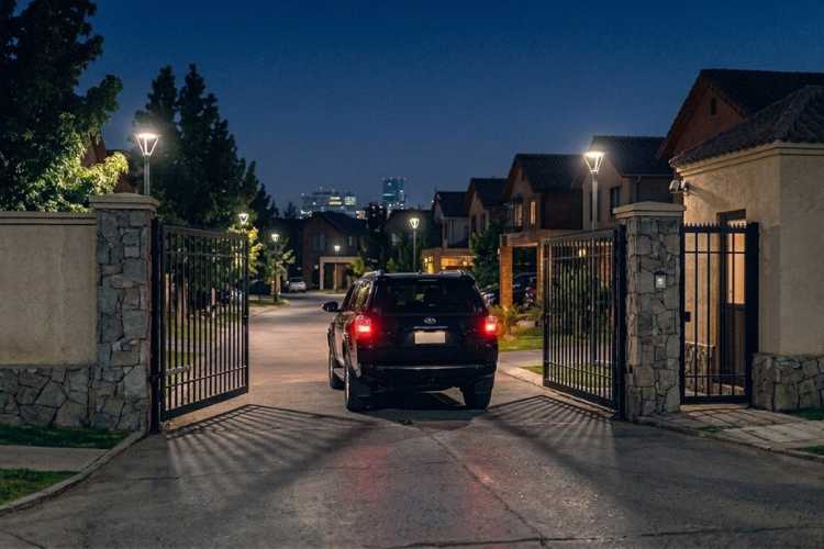 Cómo hacer seguro e inteligente el acceso vehicular en condominios y edificios