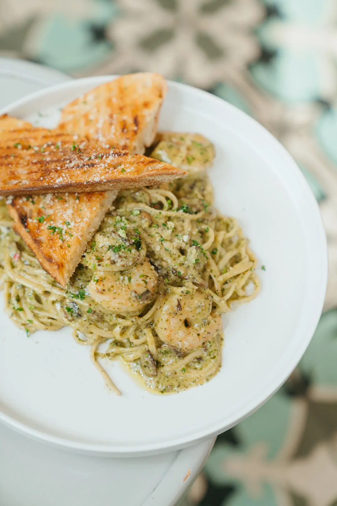 Shrimp and pesto linguine with toasted bread