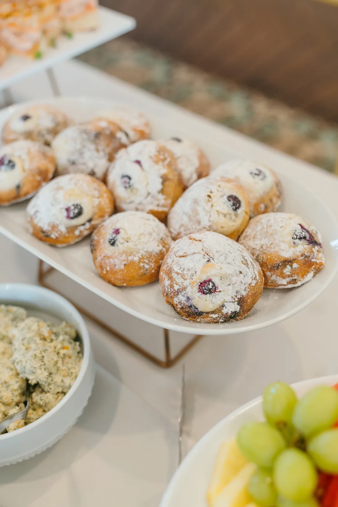 Powdered pastries with berry filling