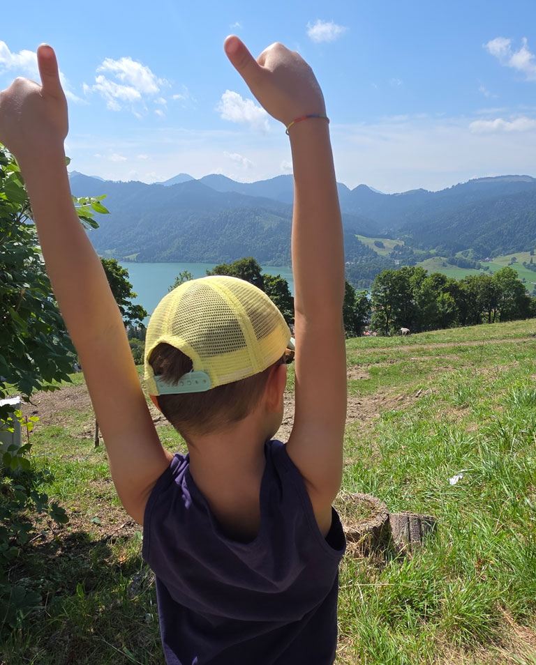 Wir wandern gemeinsam zur Schliersbergalm!
Wir greifen die tolle UNICEF-Aktion auf und basteln mit den Kids vorab die Bausteine, die wir dann zur Wanderung mitnehmen – für ein starkes, buntes Gruppenfoto!