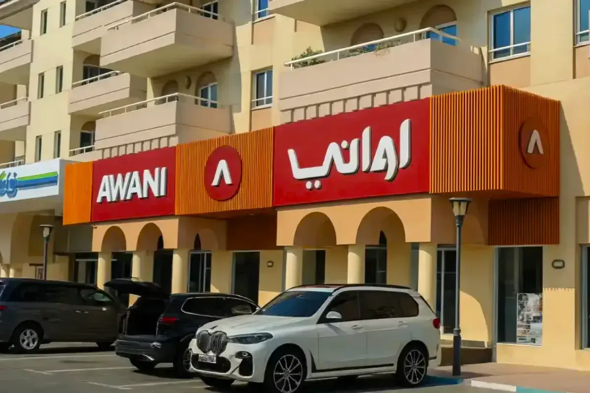 Storefront with 2-meter projection, 2.5-meter height, 28-meter width in five sections featuring 2-meter height letters for Abu Dhabi retail prominence