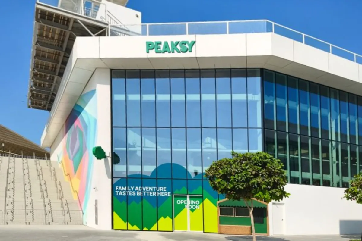 Fabrication and high-level installation of 3D aluminium channel letters with 15 cm depth returns for Peaksy Entertainment at Yas Island venue