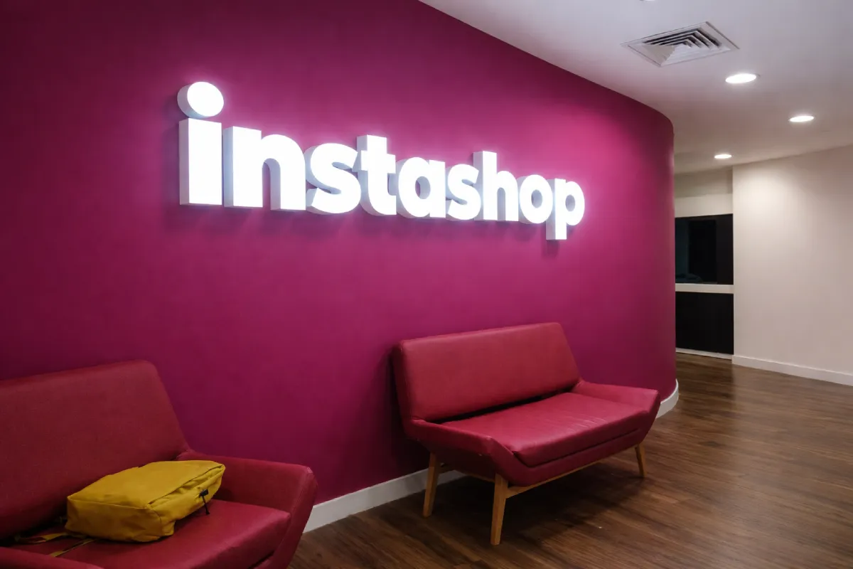 Explore 14 common types of signboards used in Abu Dhabi. Learn the differences between 3D, LED, acrylic, metal, and shopfront signage with practical use cases.