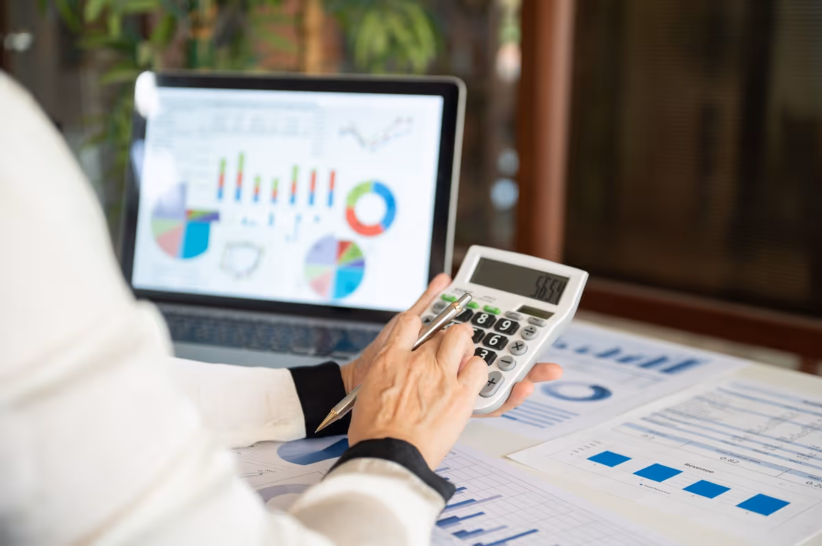 Calculating M and A transaction costs and integration savings