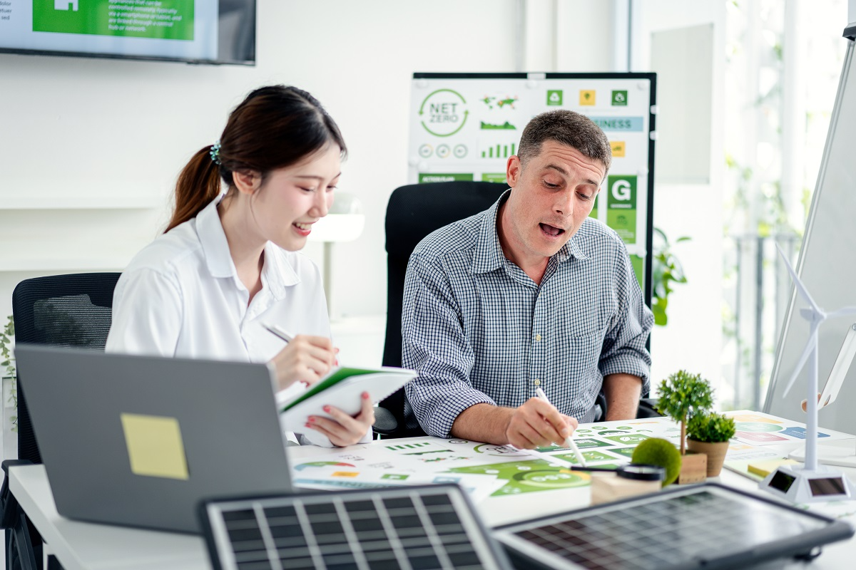 Procurement and legal stakeholders reviewing vendor performance, risk factors, and compliance documentation during due diligence