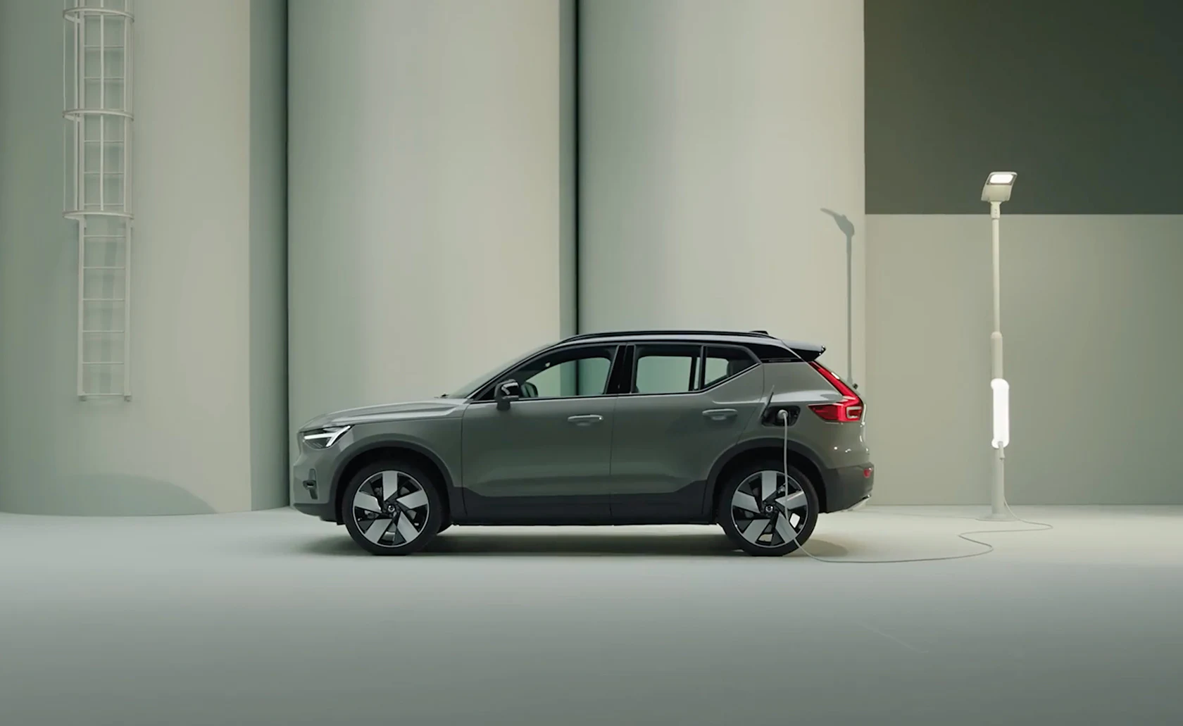 Véhicule Volvo dans un studio clair.