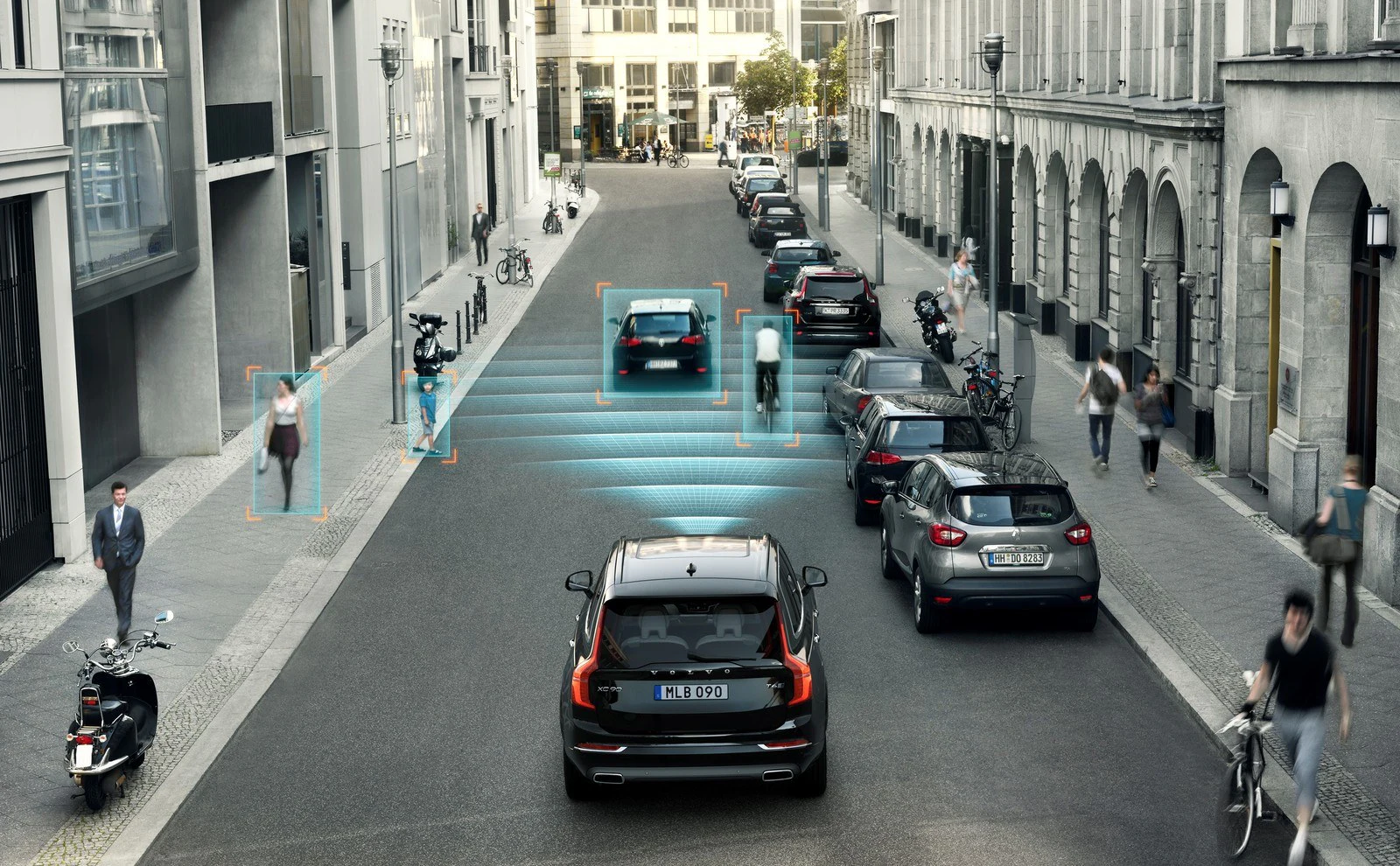 Véhicule Volvo circulant dans une rue, avec une visualisation de détection des obstacles.