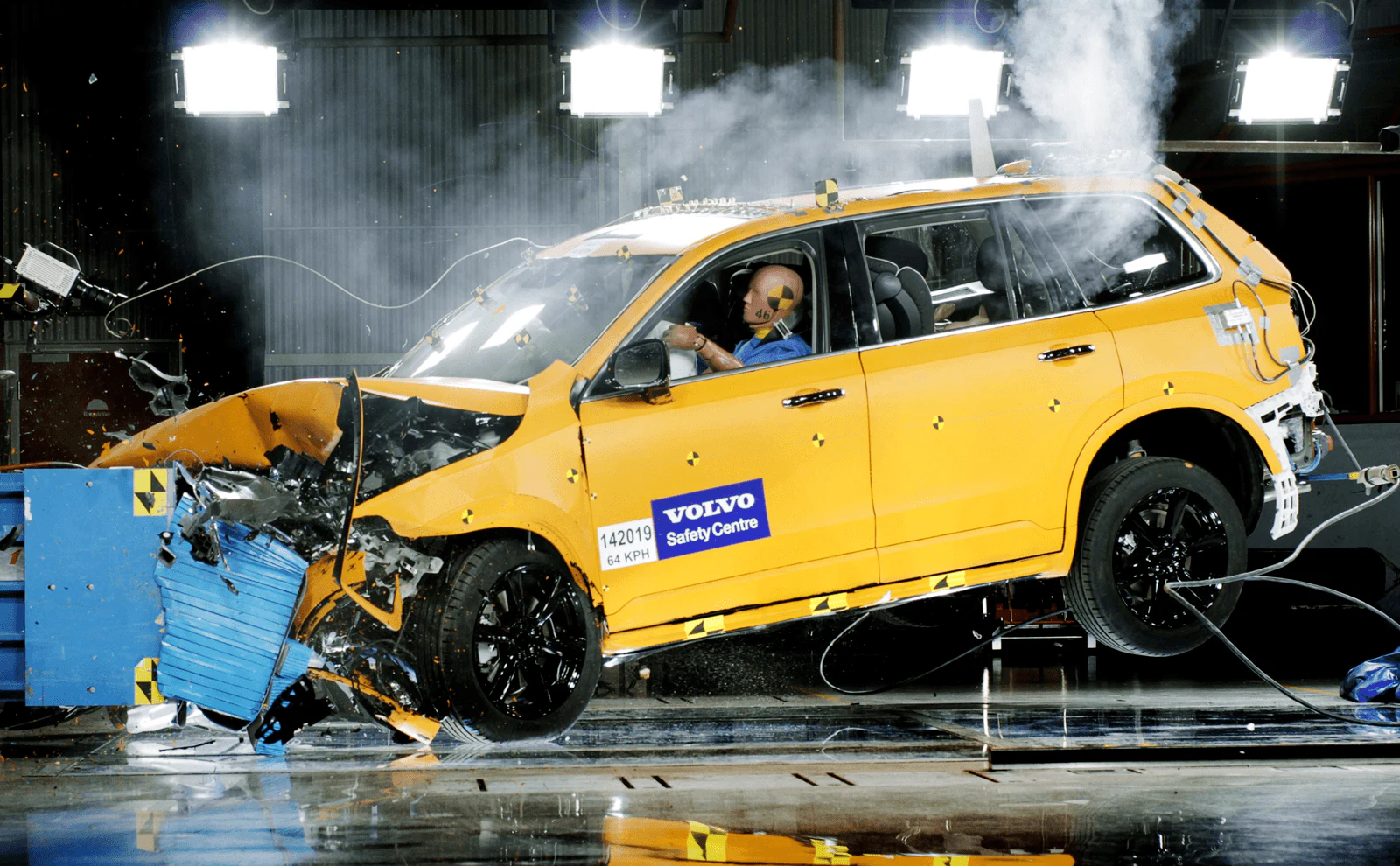 Essai de collision d’un véhicule Volvo jaune.