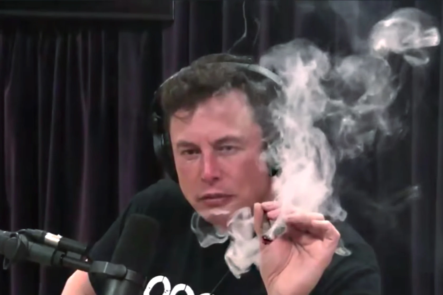Elon Musk fumant pendant une entrevue enregistrée.