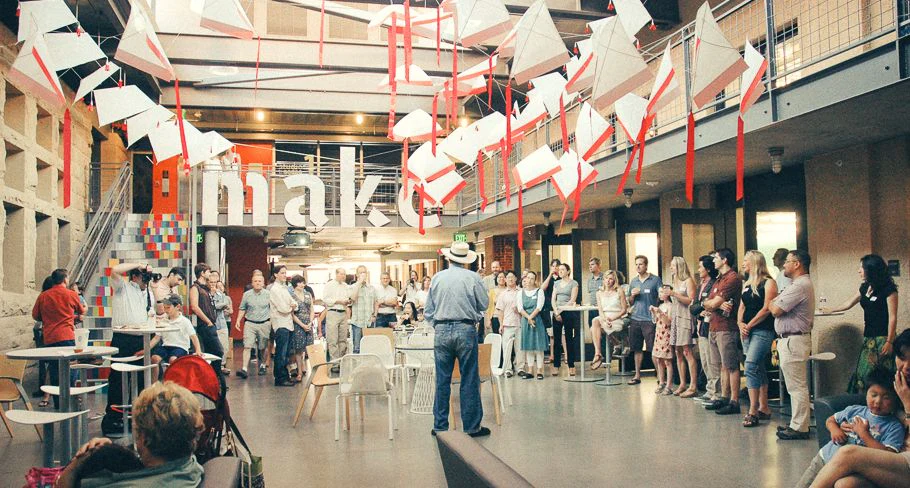 Groupe réuni dans un grand atelier consacré à la création.