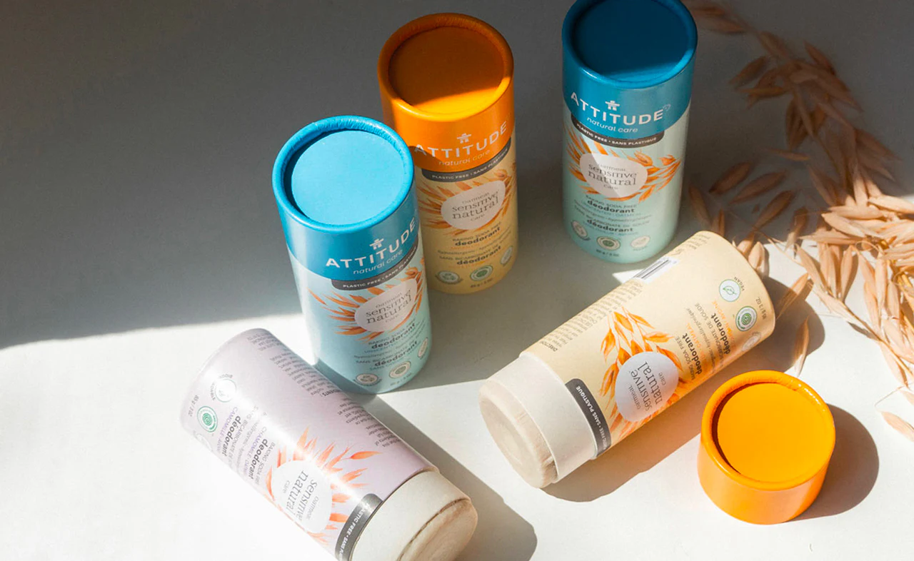 Produits Attitude présentés dans des emballages cylindriques en carton.