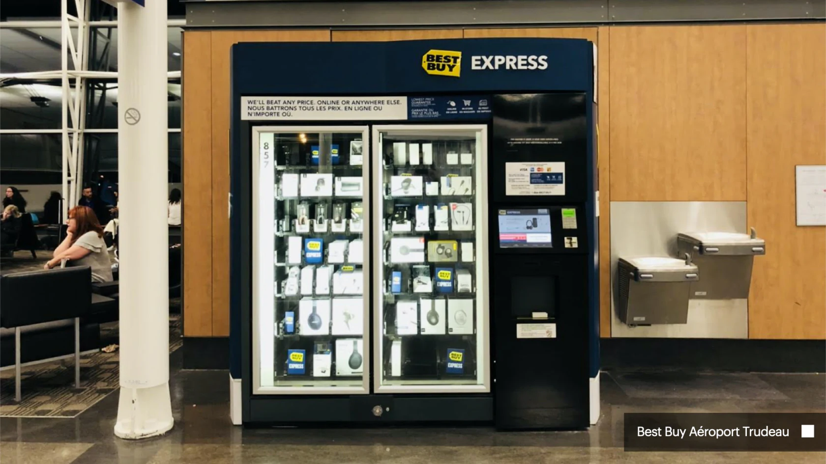 Distributeur automatique Best Buy Express à l’aéroport Montréal-Trudeau.