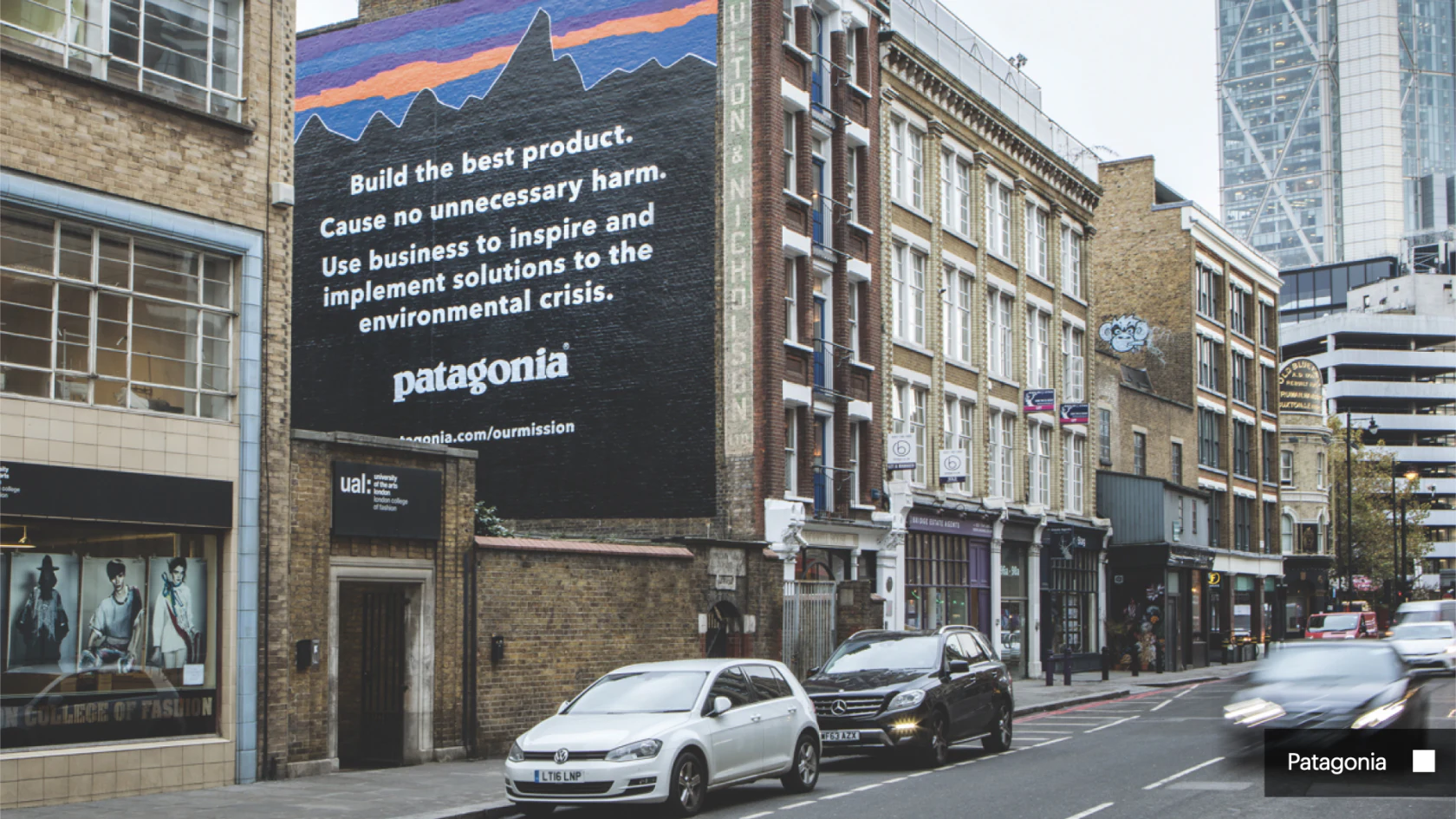 Façade Patagonia portant un message sur le produit et la responsabilité environnementale.