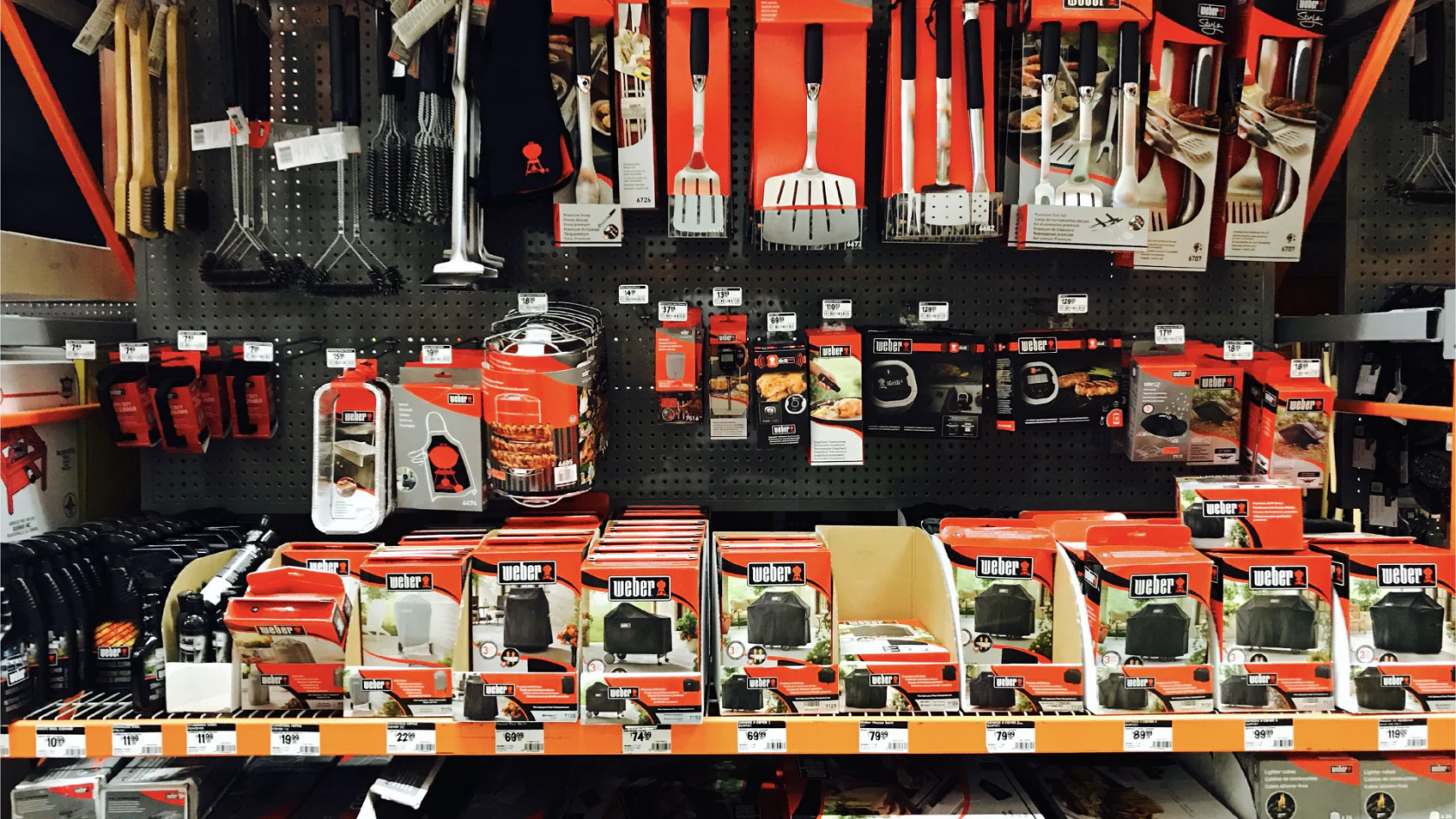 Rayon de magasin présentant des ustensiles et des accessoires de cuisine.