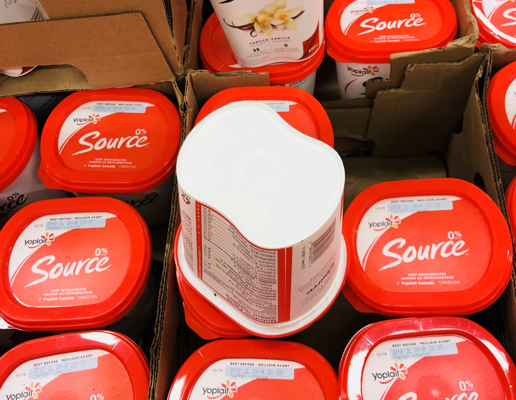 Pots de yogourt Source avec différentes ouvertures d’opercule.