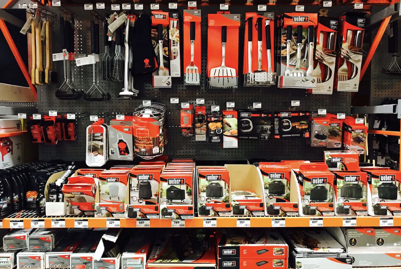 Rayon de magasin présentant de nombreux ustensiles et accessoires de cuisine.