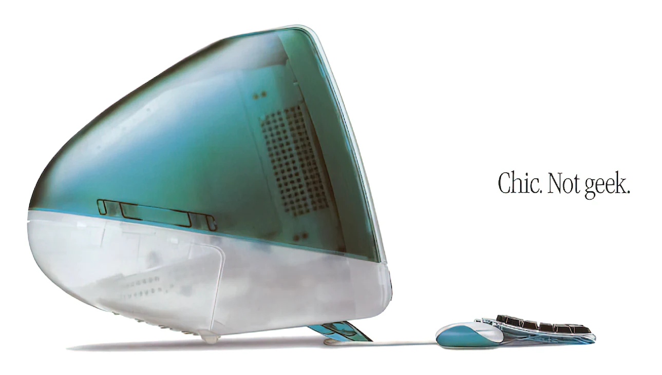Publicité pour un iMac translucide vert, accompagné de son clavier et de sa souris.