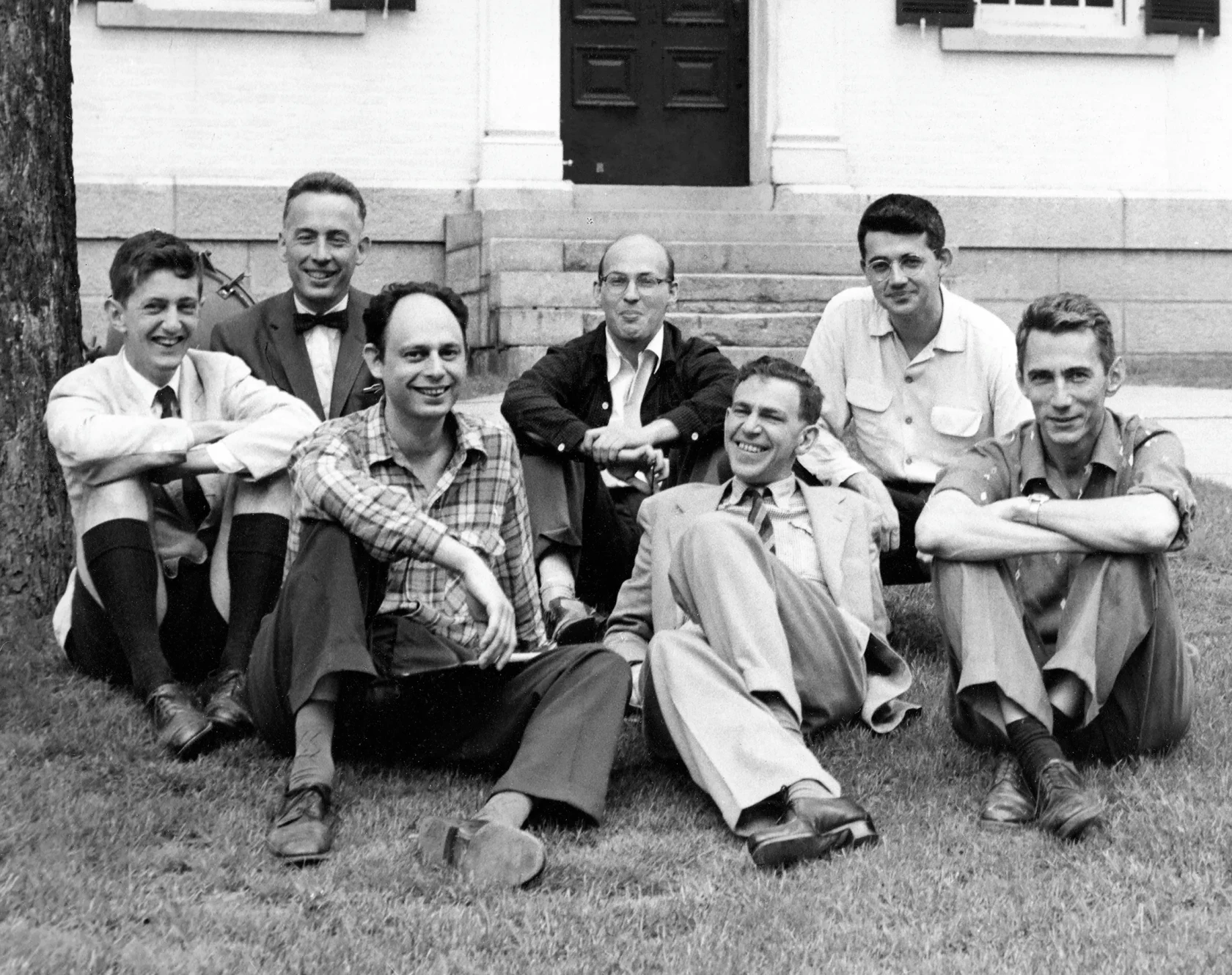 Photographie en noir et blanc du groupe associé à la conférence de Dartmouth.