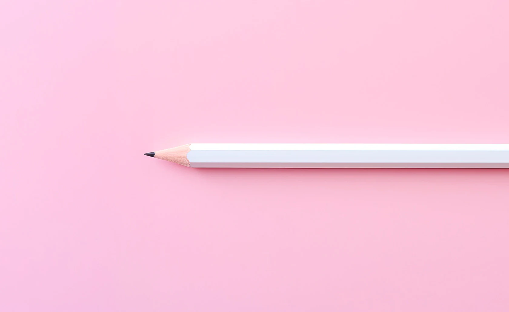 Crayon blanc sur un fond rose.