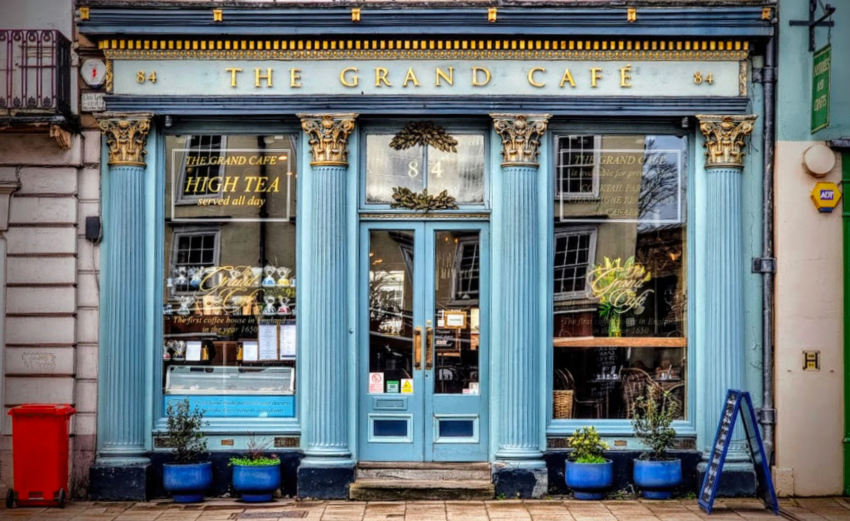 Devanture bleue du Grand Café.