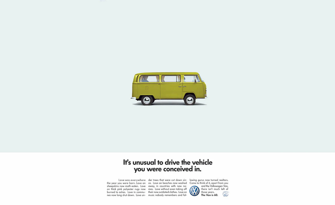 Publicité Volkswagen montrant un petit fourgon vert sur un fond clair.