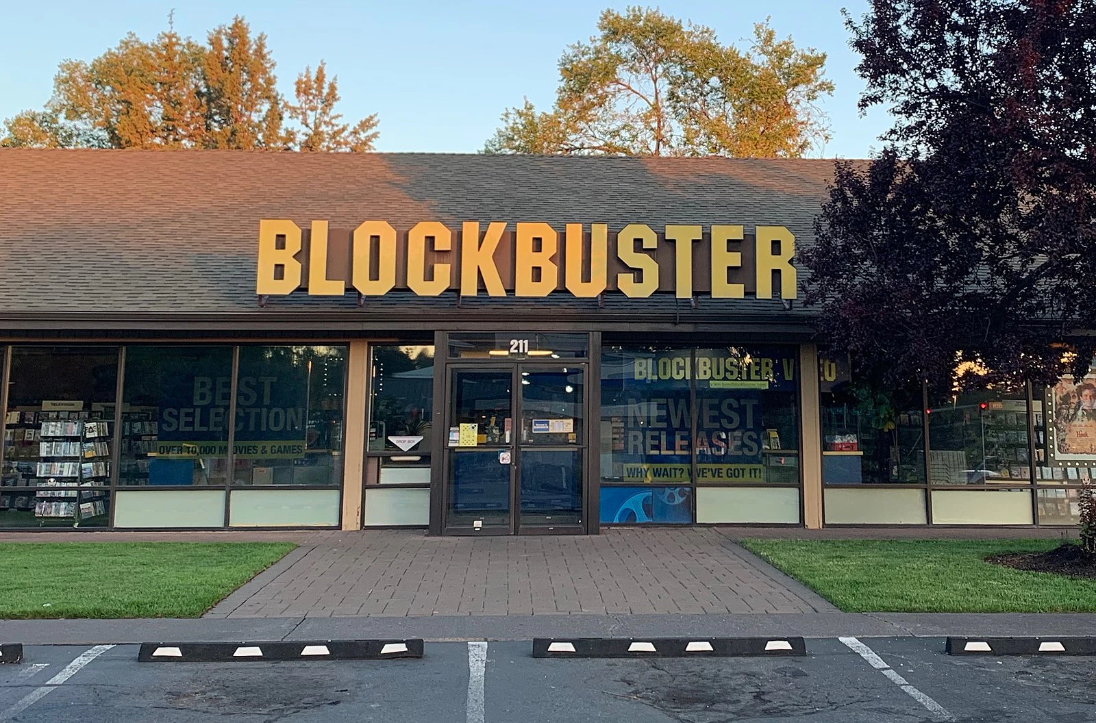 Façade d’un magasin Blockbuster.