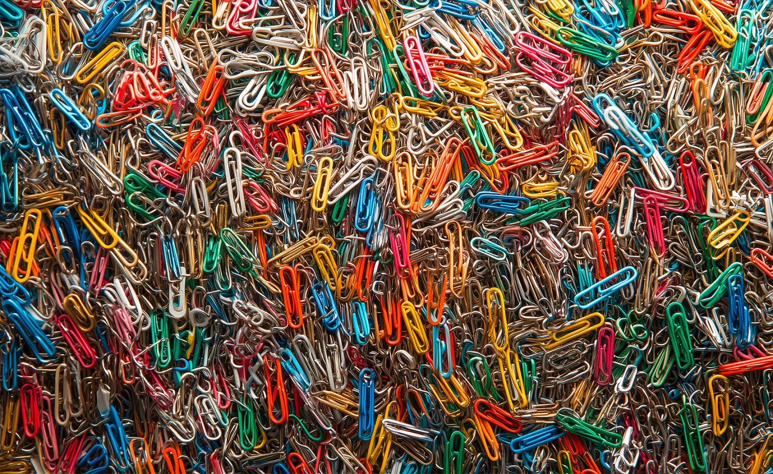 Multitude de trombones multicolores entremêlés.