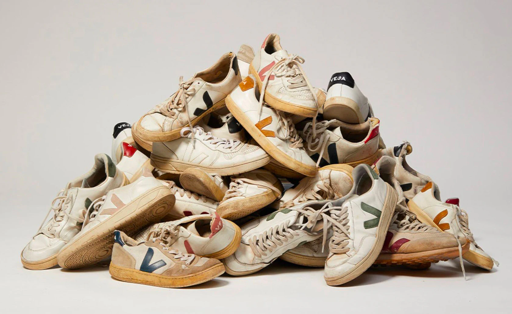 Amas de chaussures de sport usagées.