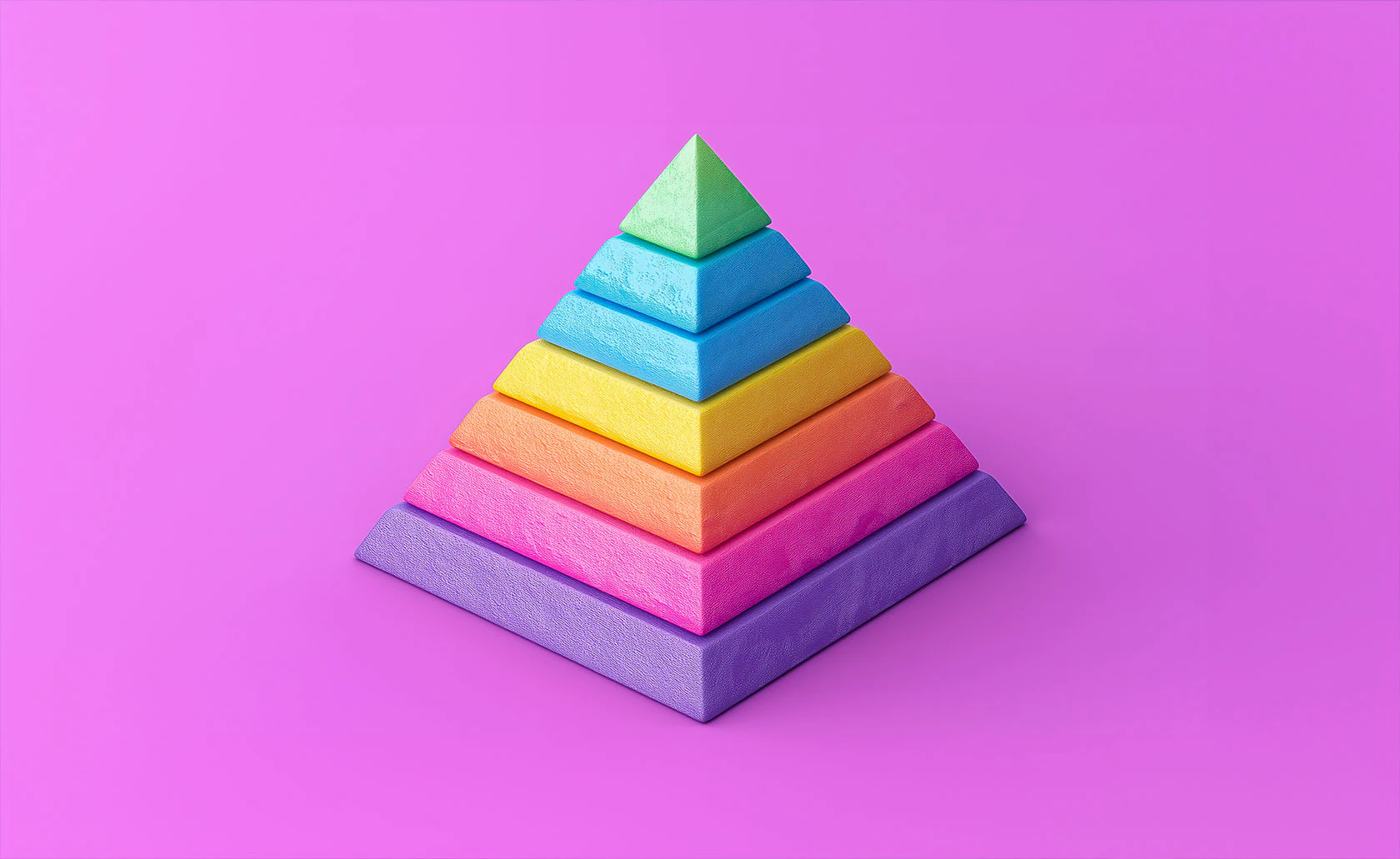 Pyramide composée de blocs multicolores superposés.