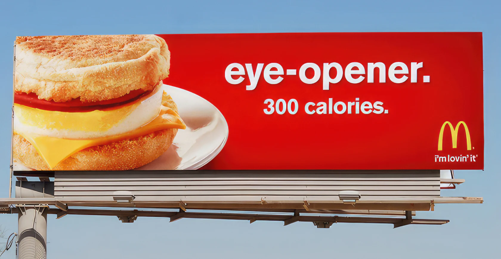Panneau McDonald’s mettant en avant les 300 calories d’un sandwich.