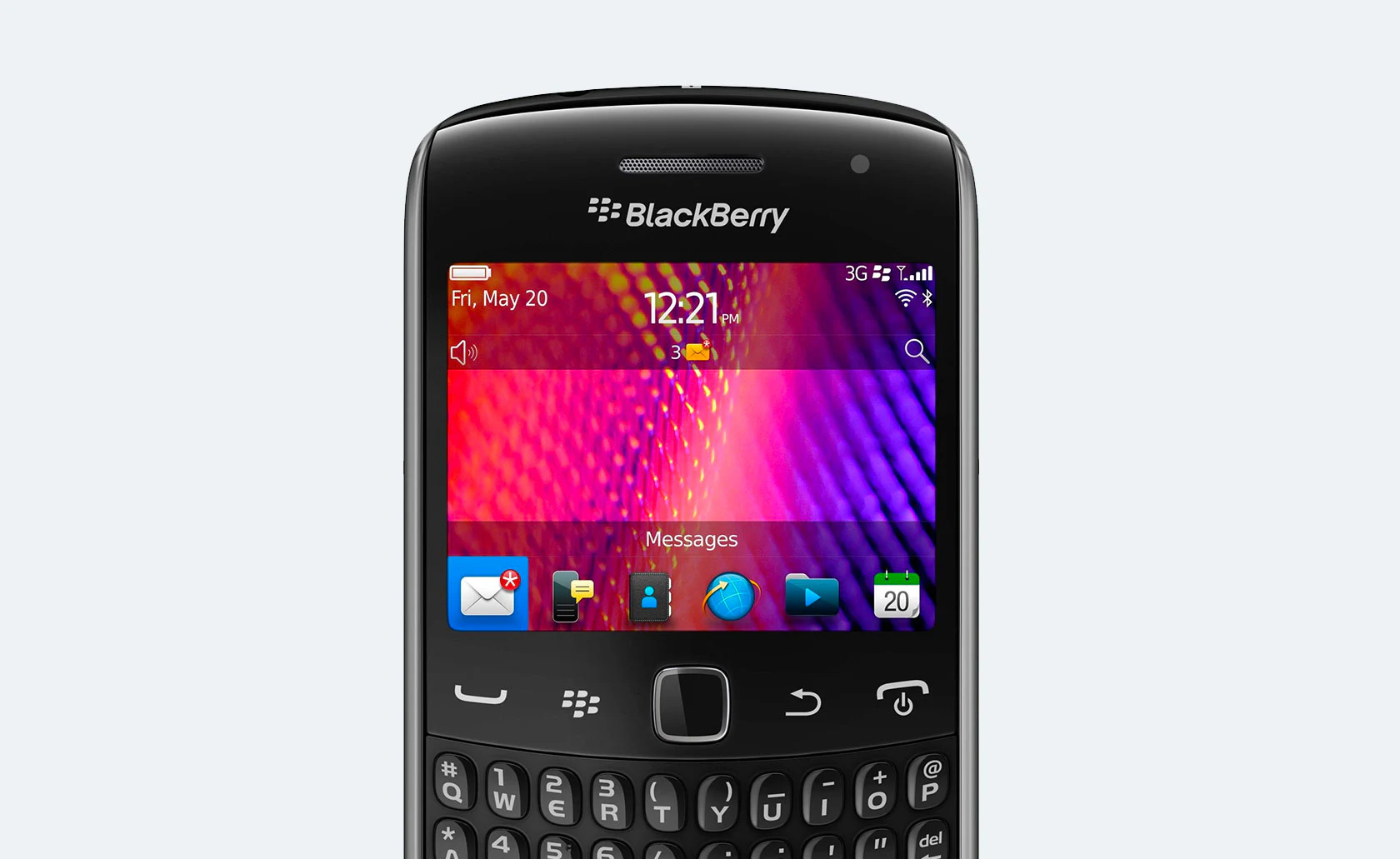Téléphone BlackBerry avec écran et clavier physique.