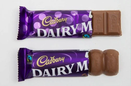 Tablettes Cadbury Dairy Milk : morceaux rectangulaires en haut, morceaux arrondis en bas.