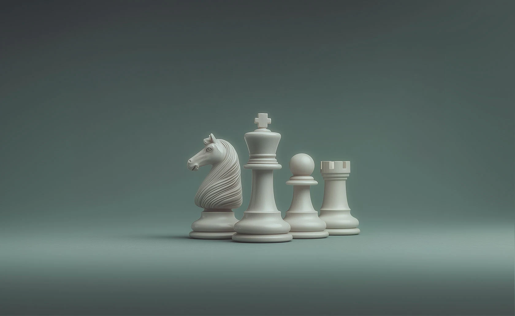 Quatre pièces d’échecs blanches sur un fond gris-vert.