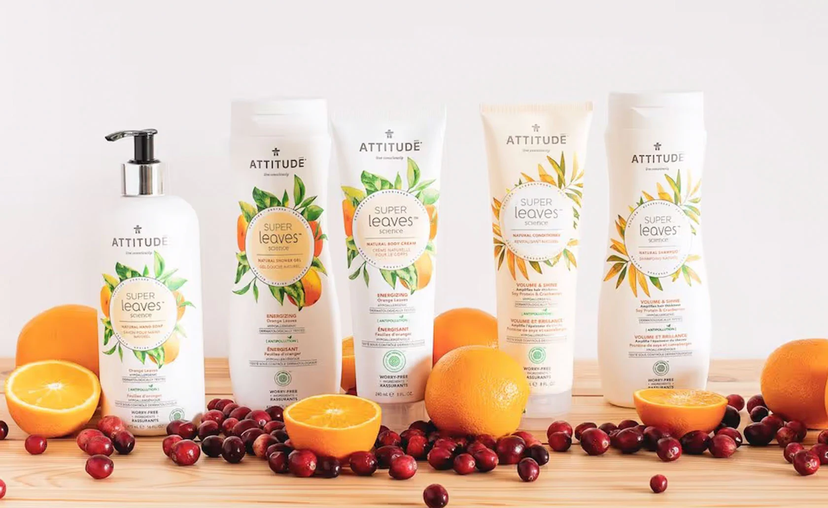 Gamme de produits Attitude aux emballages cohérents, entourée de fruits.