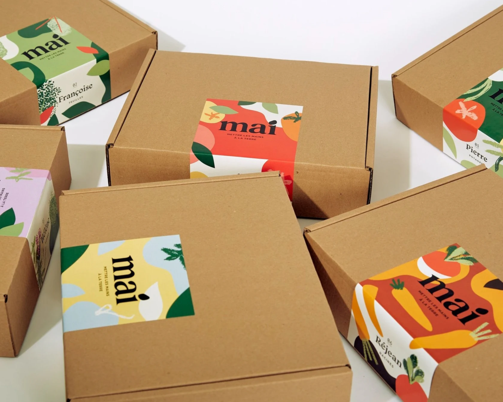 Boîtes en carton ornées d’étiquettes colorées.