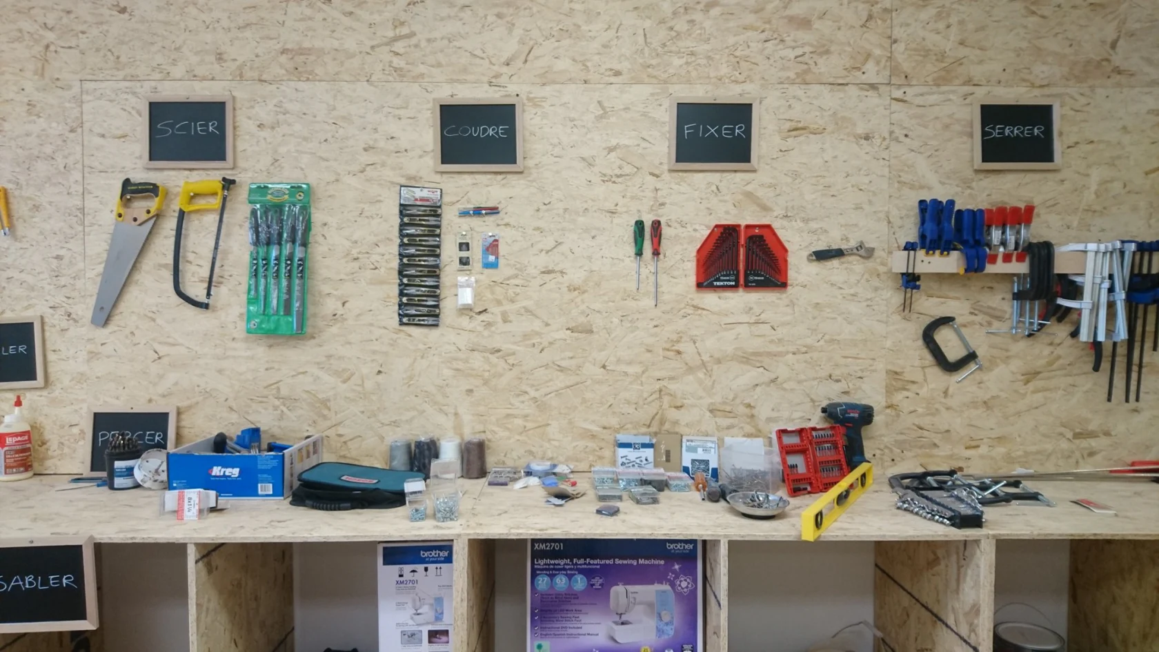 Outils rangés sur le mur d’un atelier de bricolage.