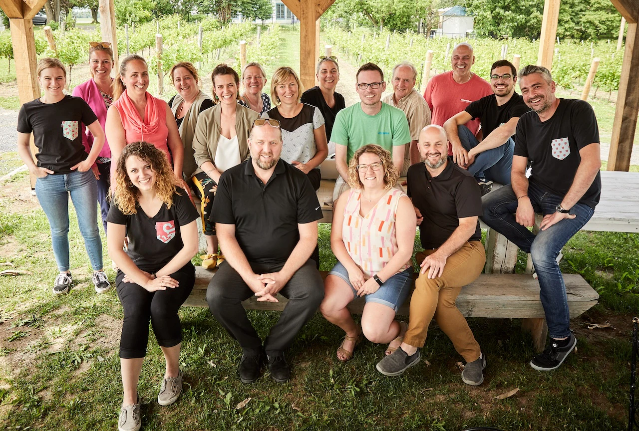 Photographie d’un groupe réuni à l’extérieur.