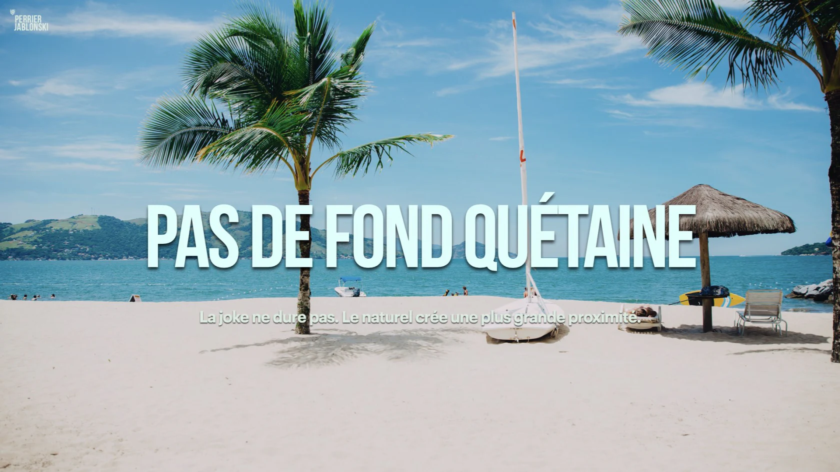 Exemple de fond de visioconférence tropical accompagné d’un conseil de sobriété.