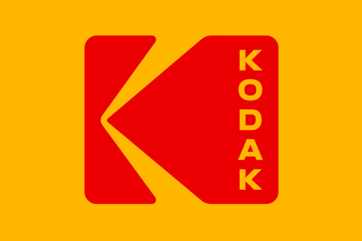 Logo Kodak rouge sur un fond jaune.