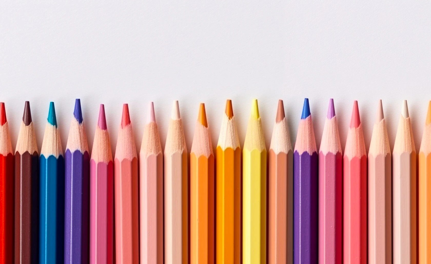 Rangée de crayons de couleur taillés.