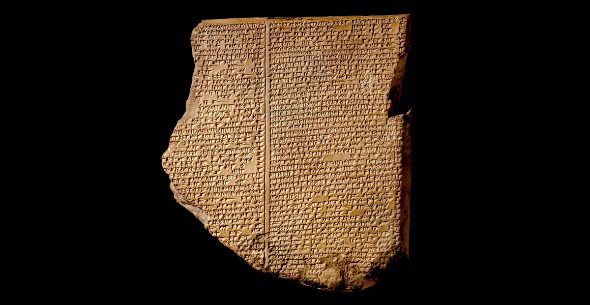 Tablette ancienne couverte d’écriture cunéiforme.